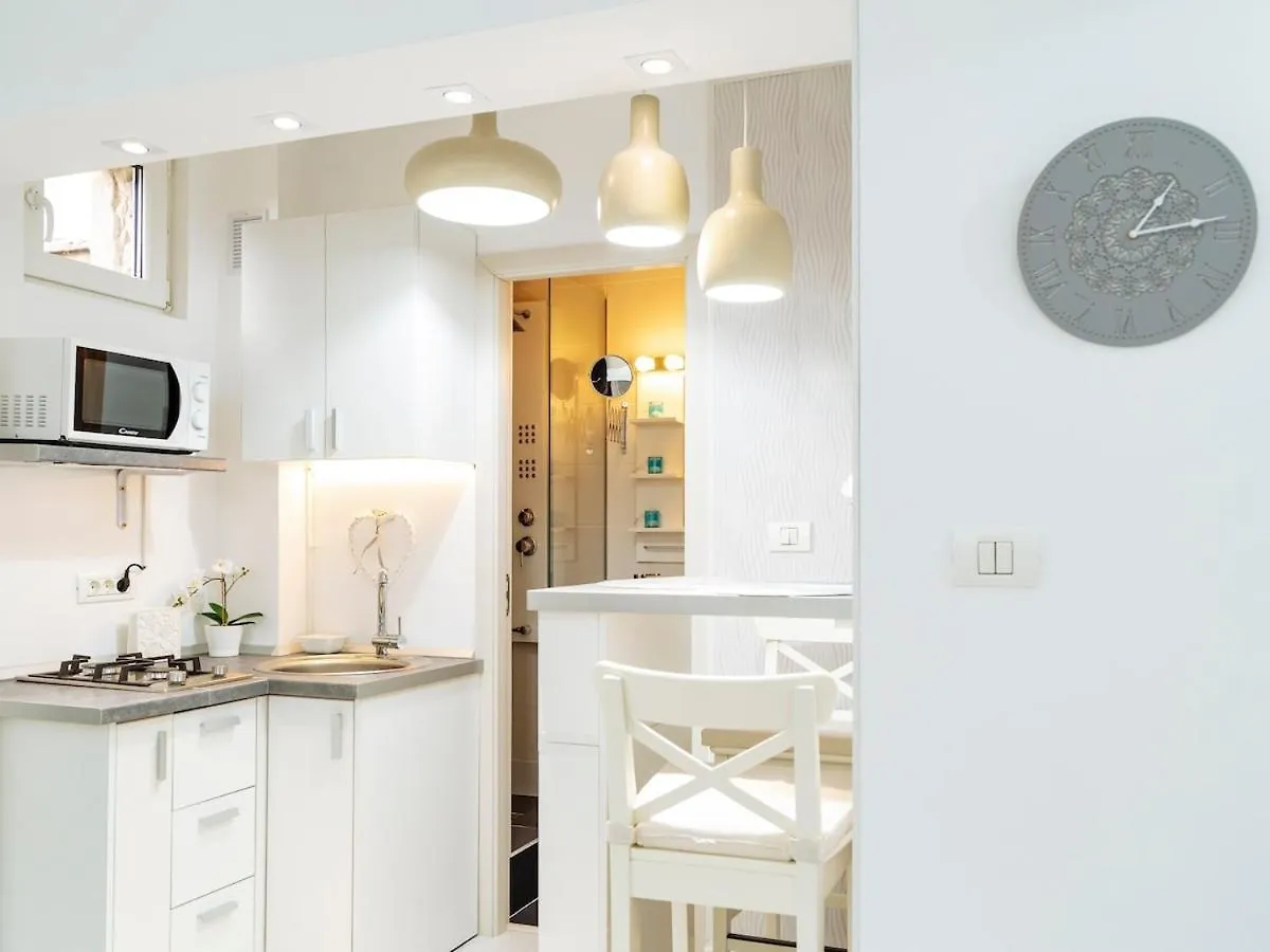 Best Central Old Town Bright Studio By Bca Bukarest Románia